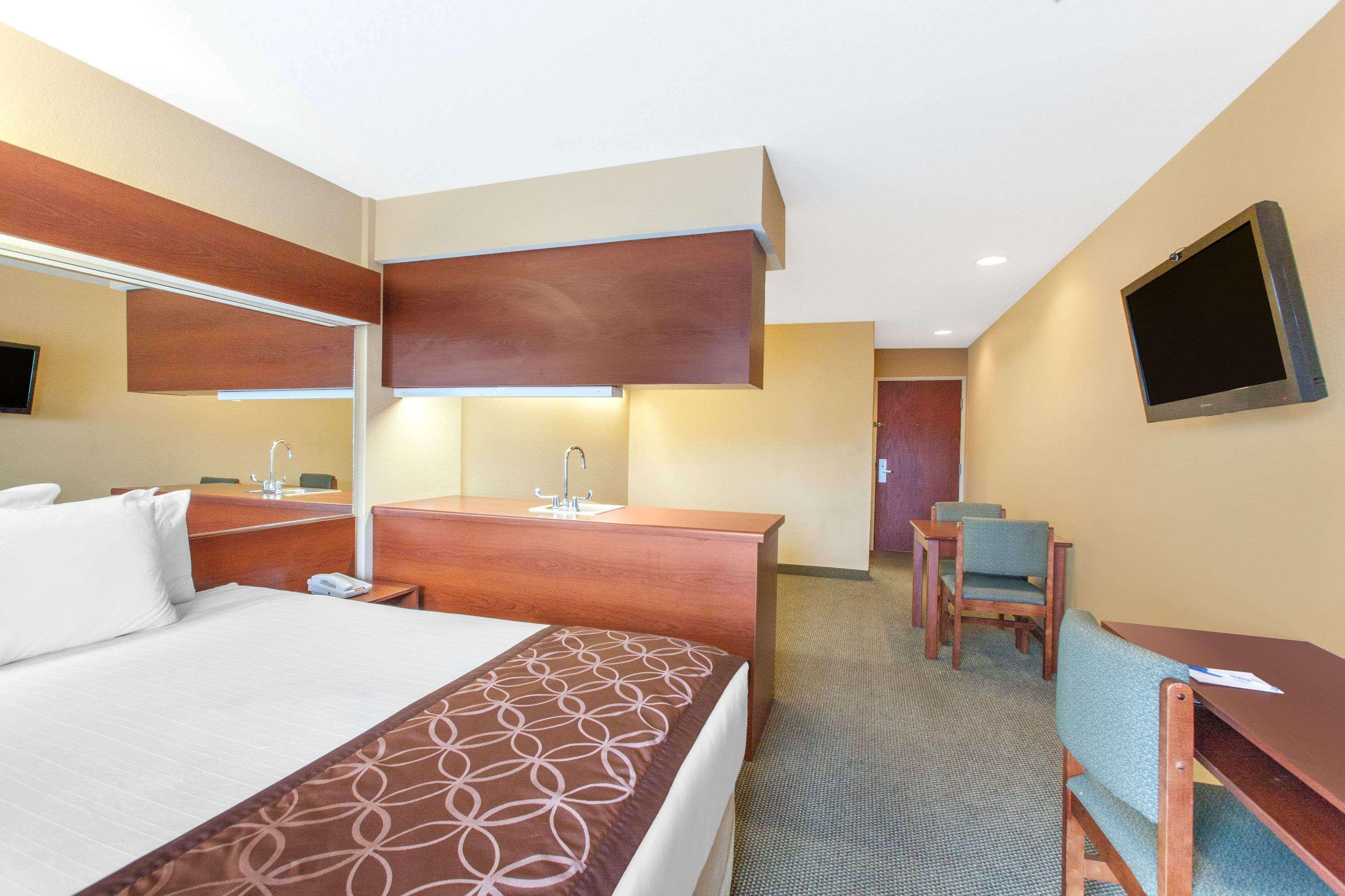 Microtel Inn By Wyndham Rogers Buitenkant foto